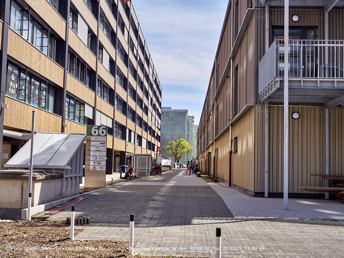 22.04.2023 - Baustelle Montessori Schule im Plettzentrum in Neuperlach